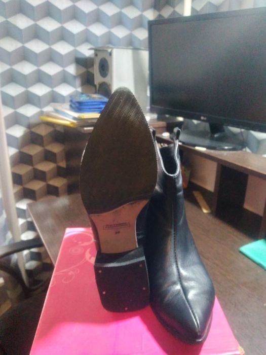 Продам жіночі ботинки