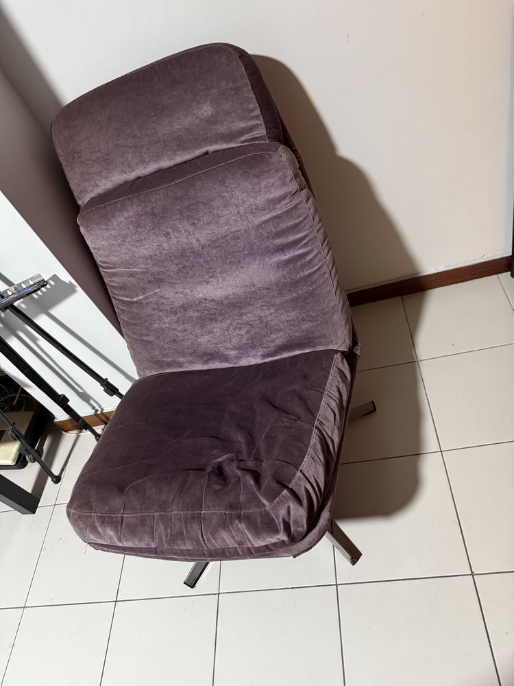 Cadeirão lilás almofadado