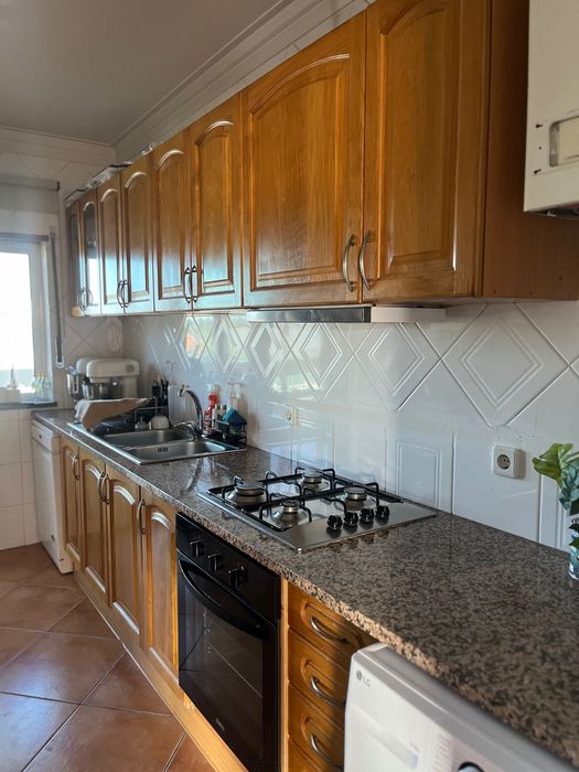 Vendo cozinha com móveis e pedra