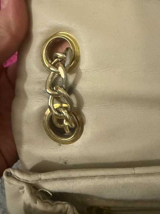 Torebka beżowa ze złotym łańcuszkiem Sinsay