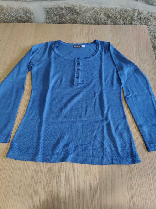 Camisola azul com botões