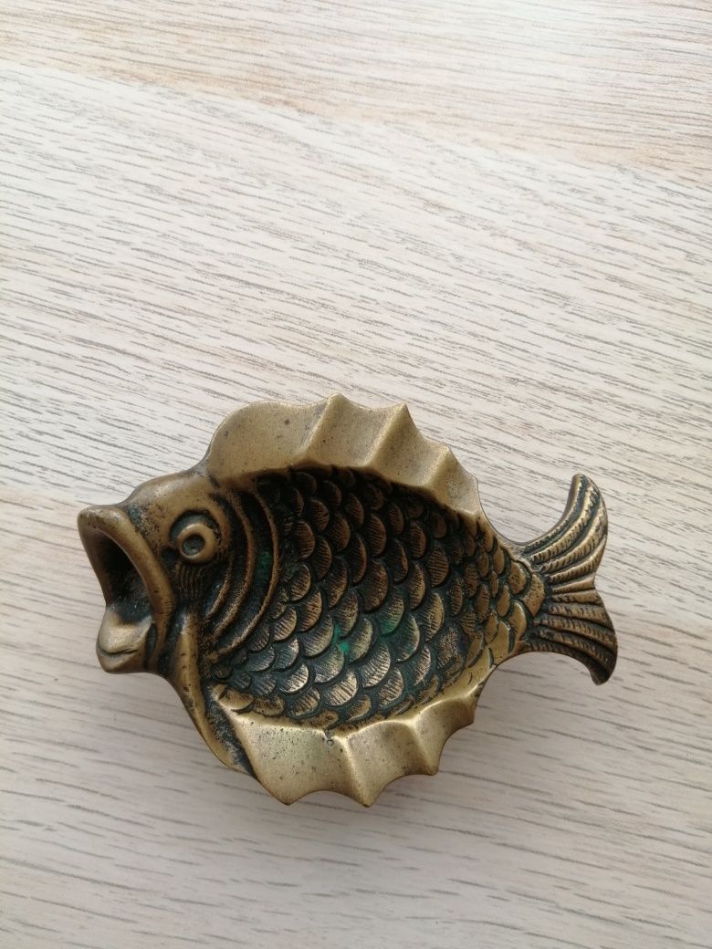 Cinzeiro decorativo em latão