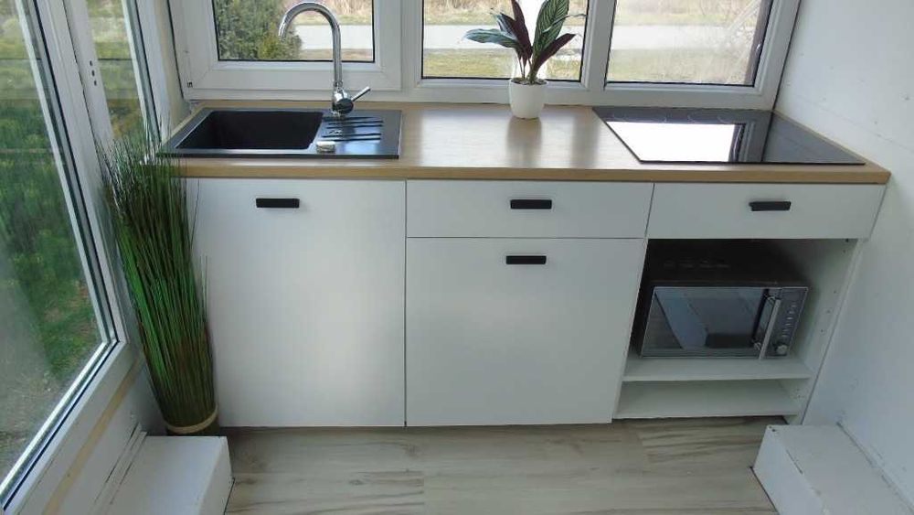 Kiosk na działalność na kółkach z tablicami ubezbieczeniem