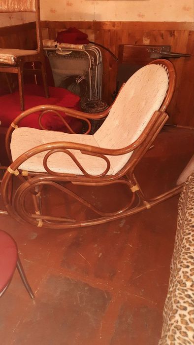 Крісло-гойдалка з лози