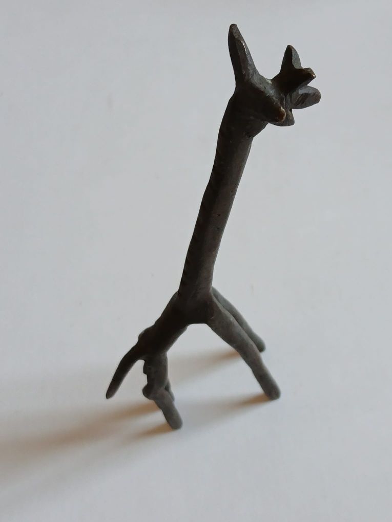 Girafa antiga em metal