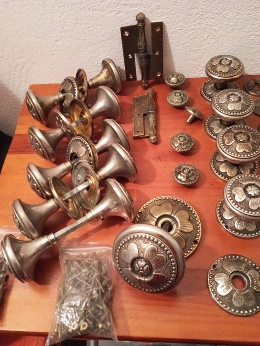 Puxadores e dobradiças - 20 euros TUDO em Beja