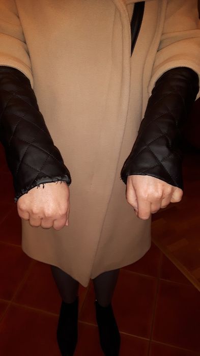 Beżowy klasyczny wełniany plaszcz