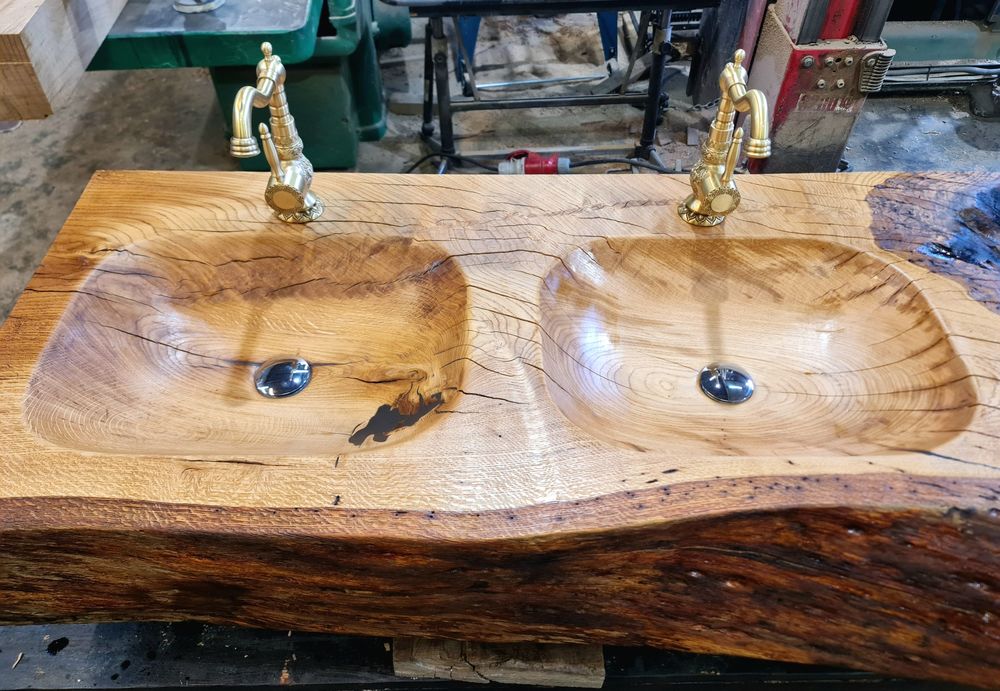 Półka drewniana blat łazienkowy pod umywalkę z naturalną krawędzią dąb