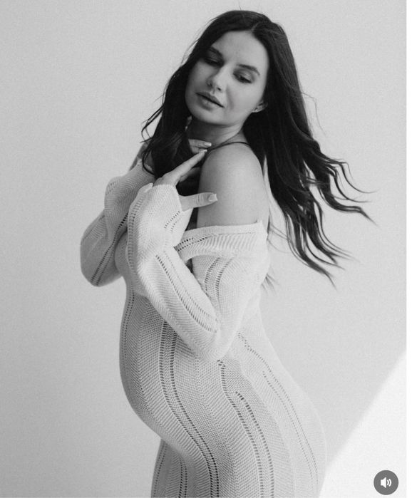 Довга плетена бежево-молочна сукня