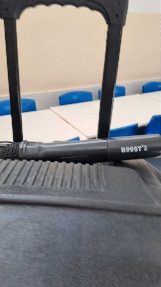 Coluna com rodas  com microfone e tripé