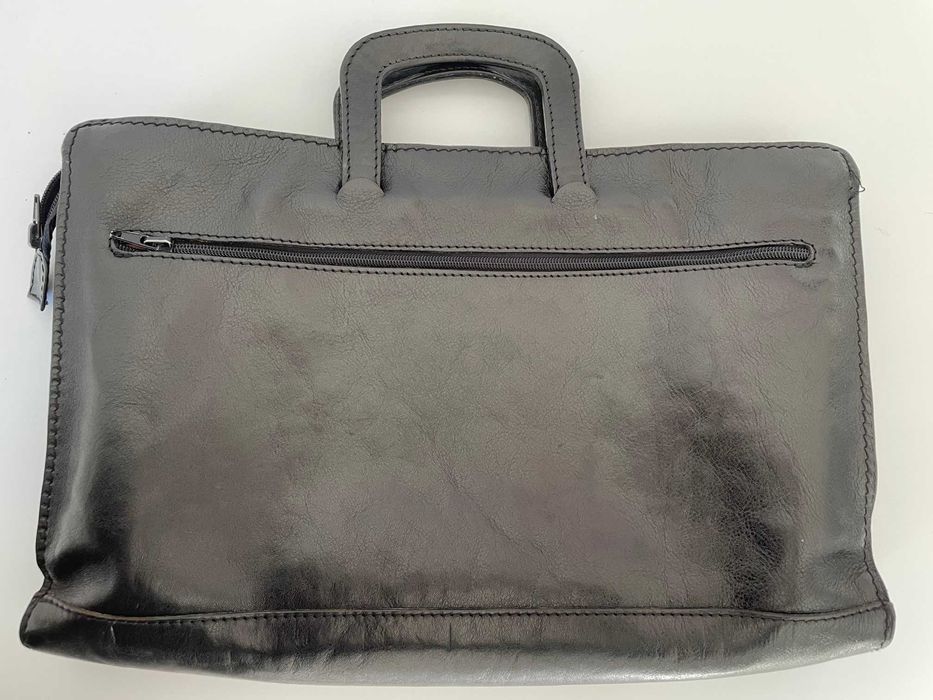 Pasta preta em pele verdadeira pouco usada