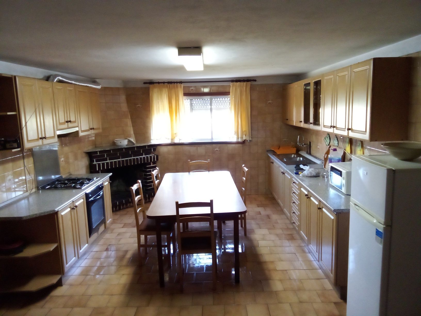 Casa com 3 pisos e garagem e terreno