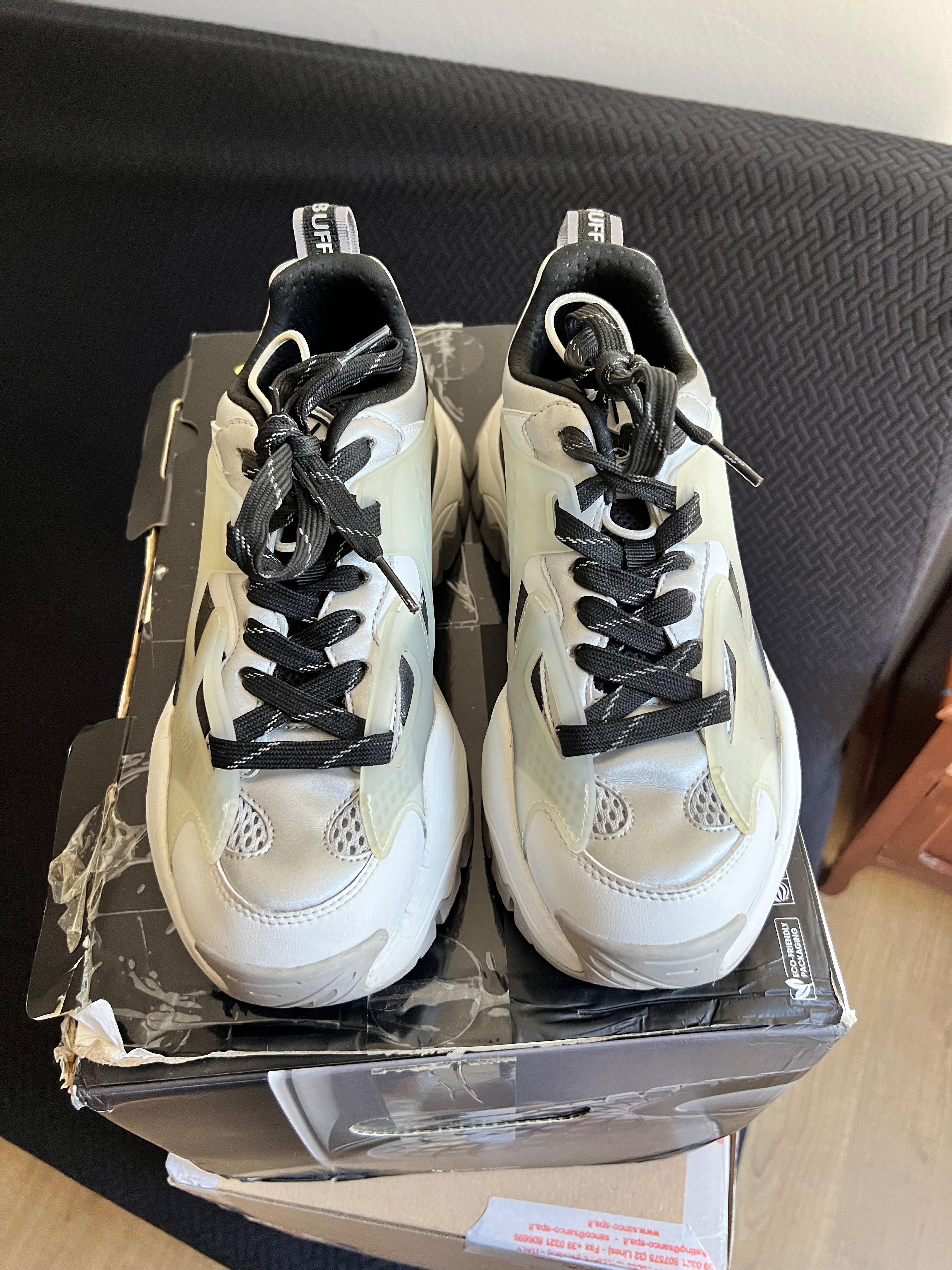 Ténis Buffalo trail one sneakers prateados brancos pretos