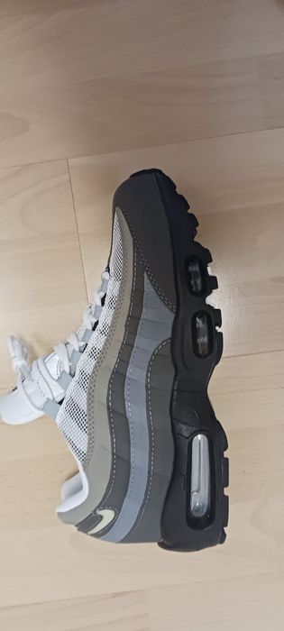 Nike Air Max 95 nas cores preto branco e cinzento