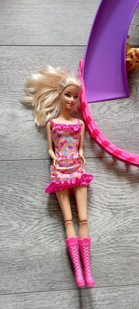 Oryginalna Barbie z jeżdżącymi pieskami