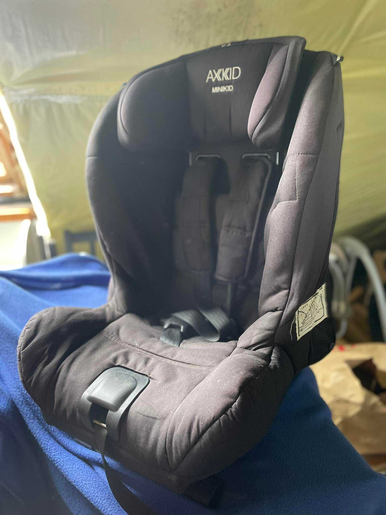 Fotelik samochodowy Axkid Minikid RWF do jazdy tyłem 9-25 kg
