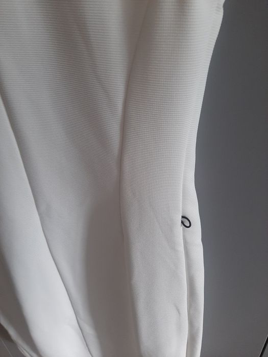 Biała sukienka z czarnym kołnierzykiem