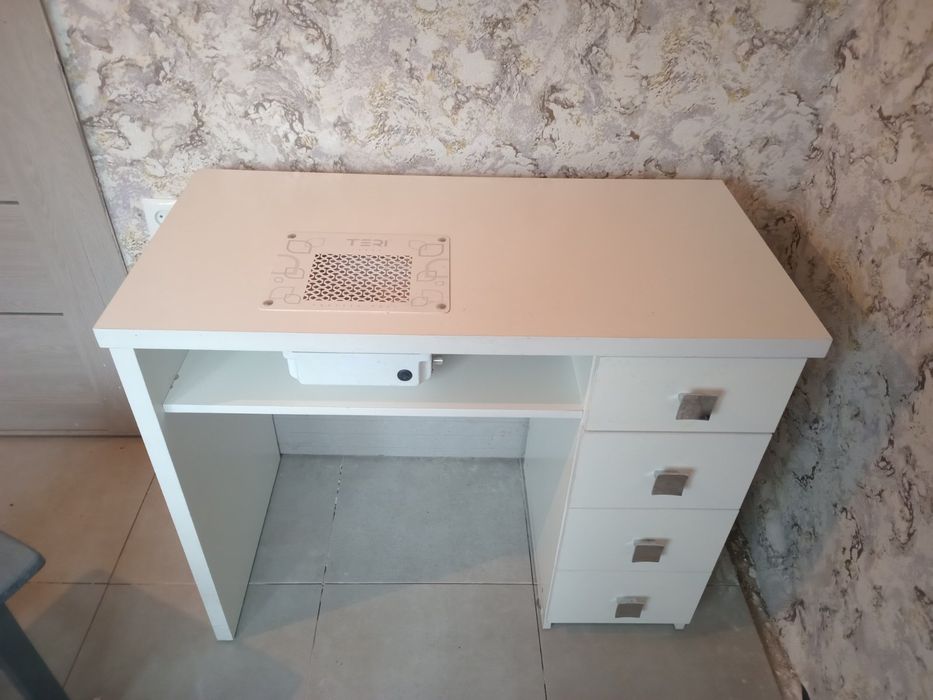 Продам стіл для майстра манікюру з витяжкою