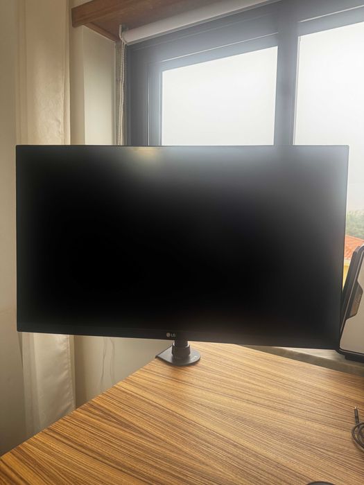 LG 27UN850-W Ultrafine Computer Monitor 27-Inch UHD 4K with desk mount