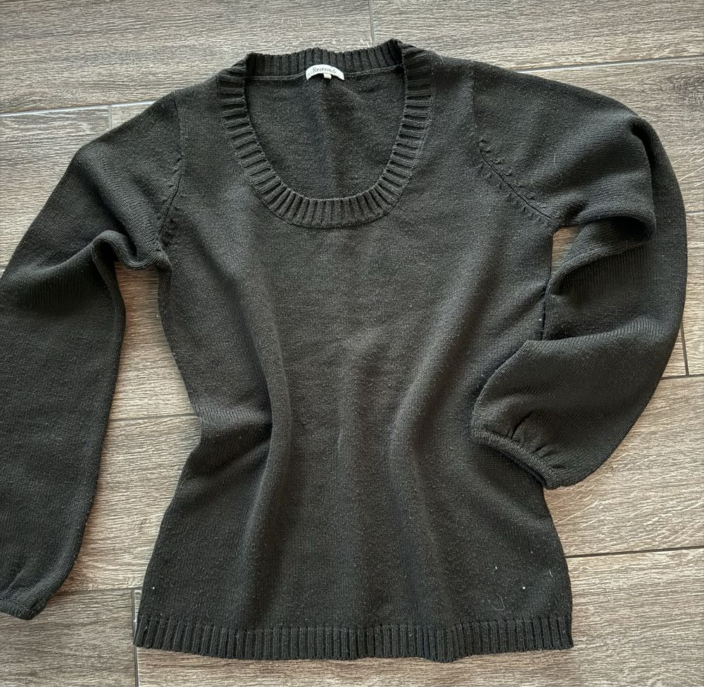 Czekoladowy sweterk firmy Reserved