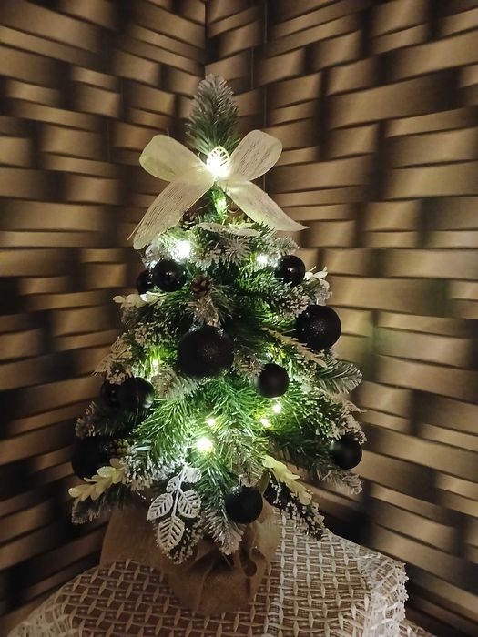 Choinka na pniu 70 cm z DEKORACJĄ i ozdobami - ubrana [producent]