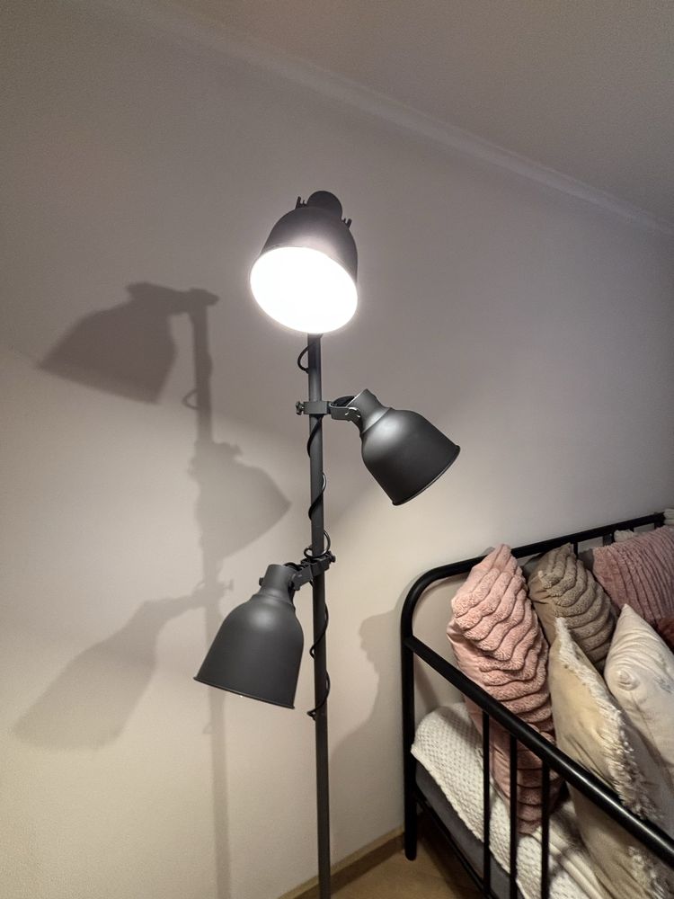 Szara lampa stojaca ikea