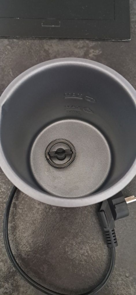 Kubek elektryczny z mieszadełkiem np.do kakao używany