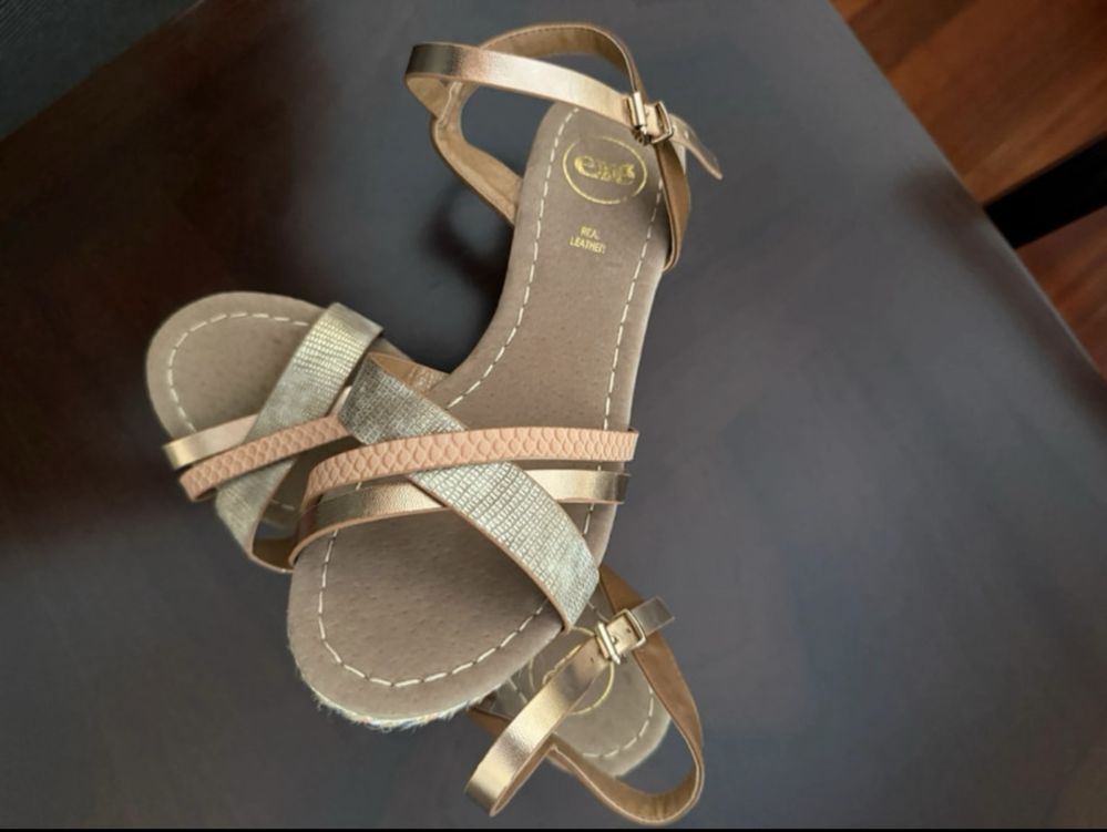 Sandalias douradas Exé