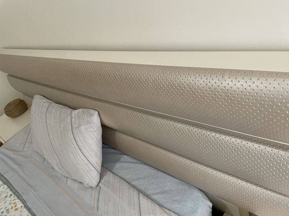 Cama cor branco com estofo