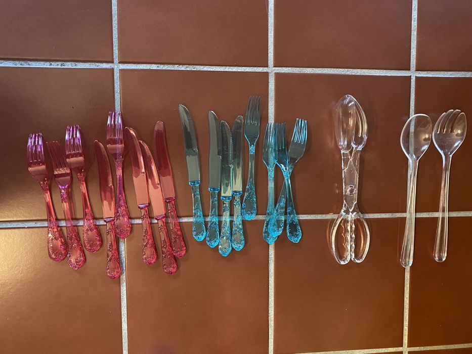 talheres , pratos , copos, ,radio pilhas, coilcha , saco/mala