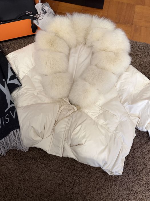 Куртка зимова молочна з хутром песця куртка пухова комір песець