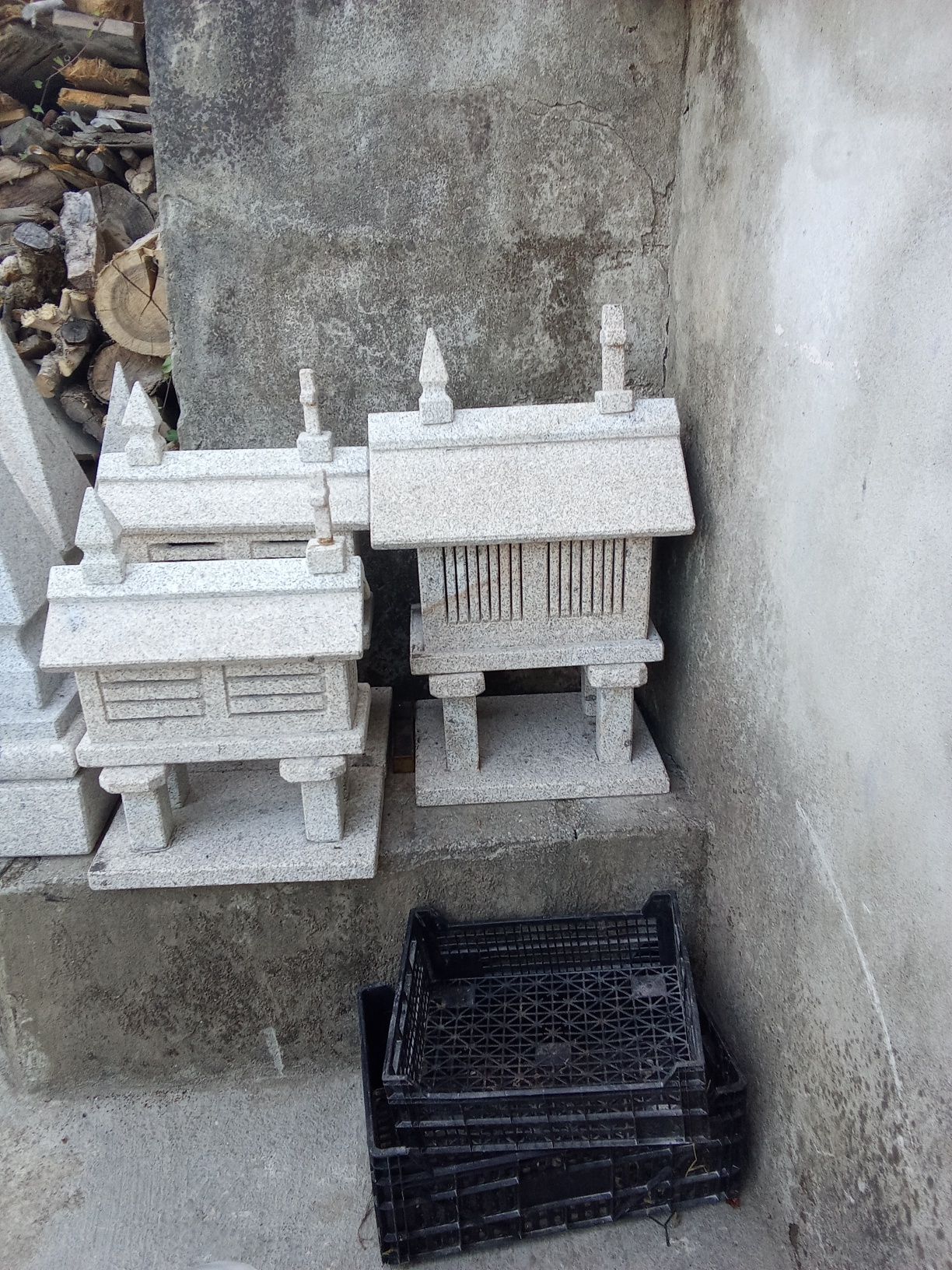 Espigueiros pequenos em granito