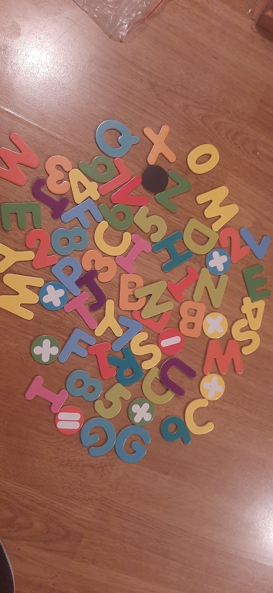 Magnetyczne litery i cyfry