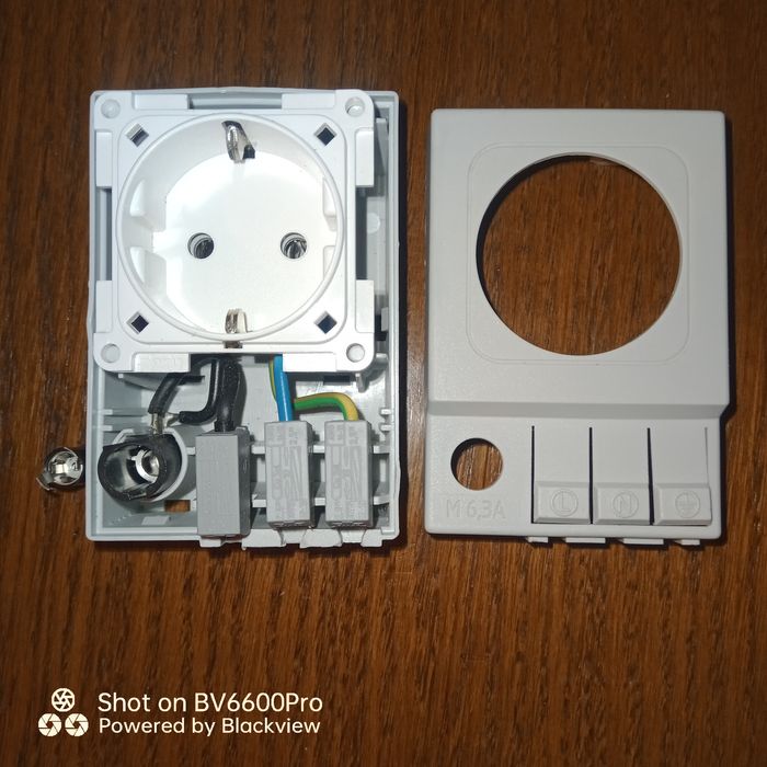 Gniazdo  gniazdko elektryczne bezpiecznik SD 035  na szynę DIN  230V