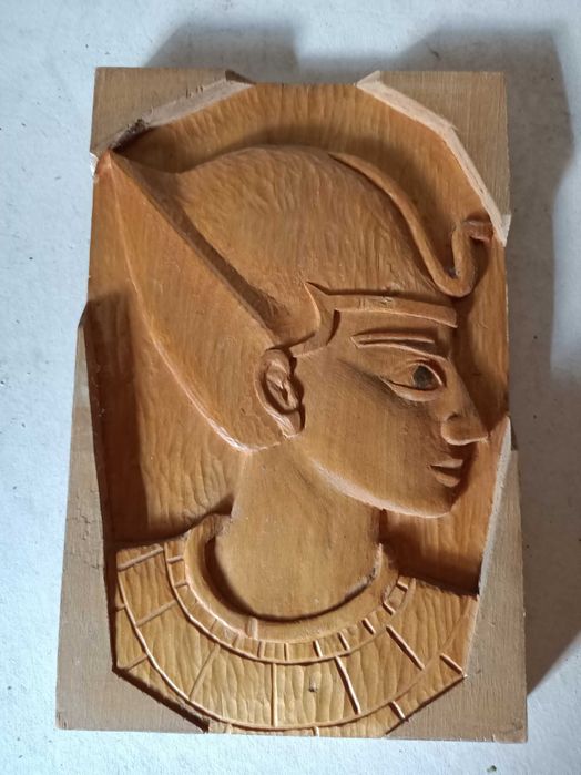 Stara rzeźba faraona w drewnie