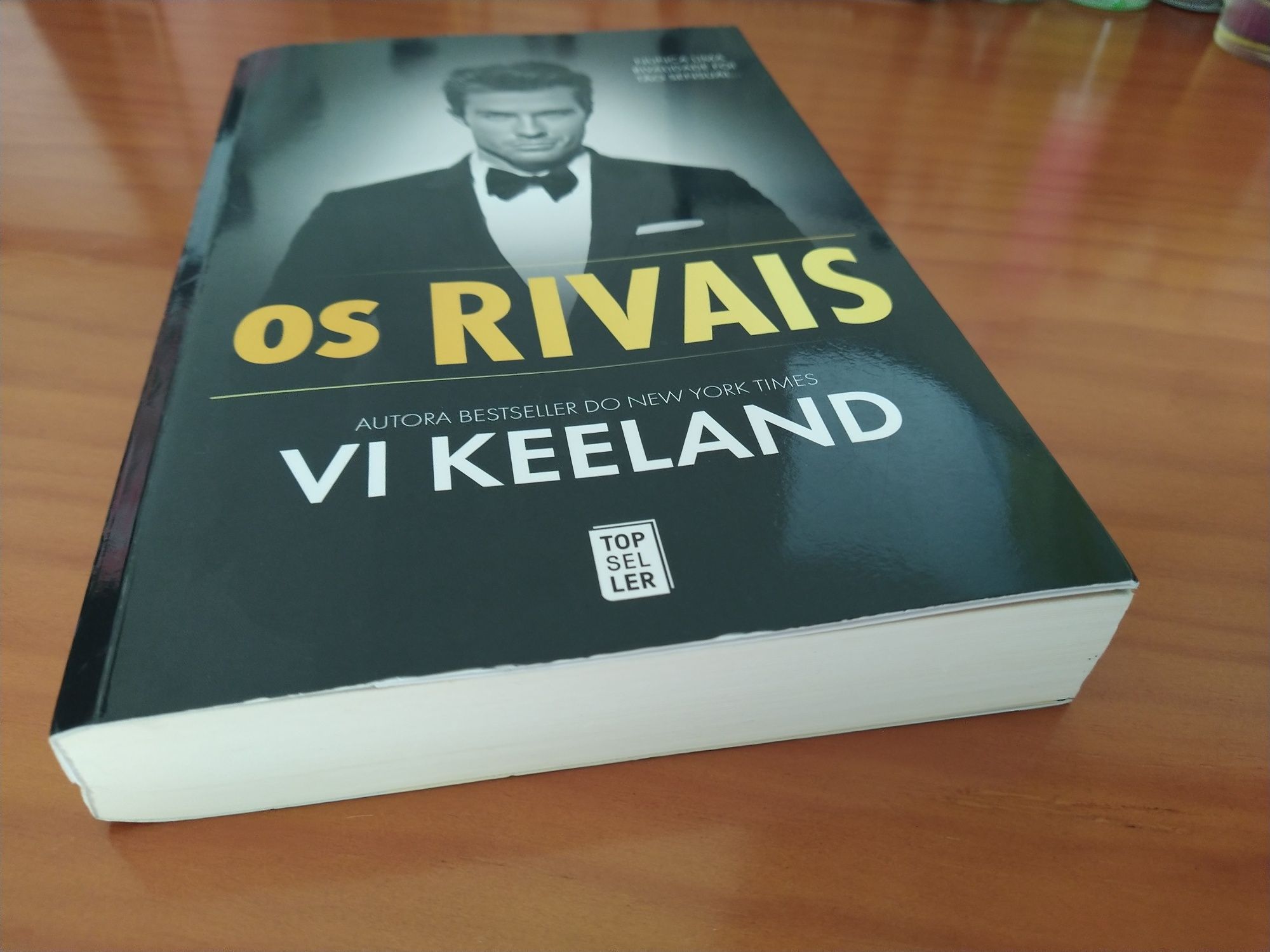 Os rivais Vi Keeland impecável