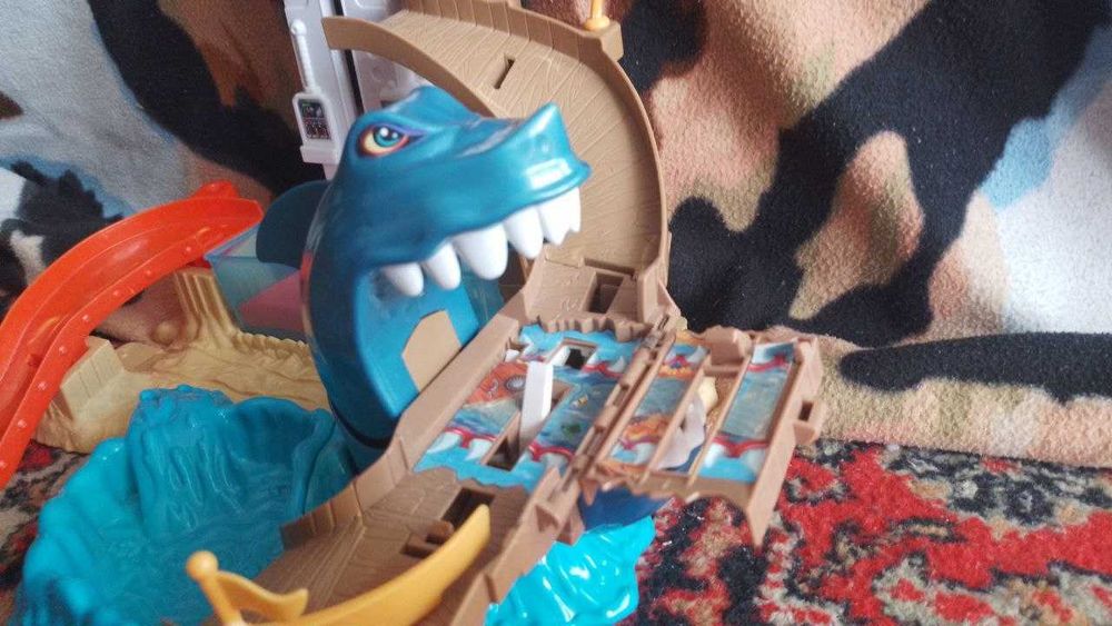 Трек Hot Wheels "Охота на акулу"