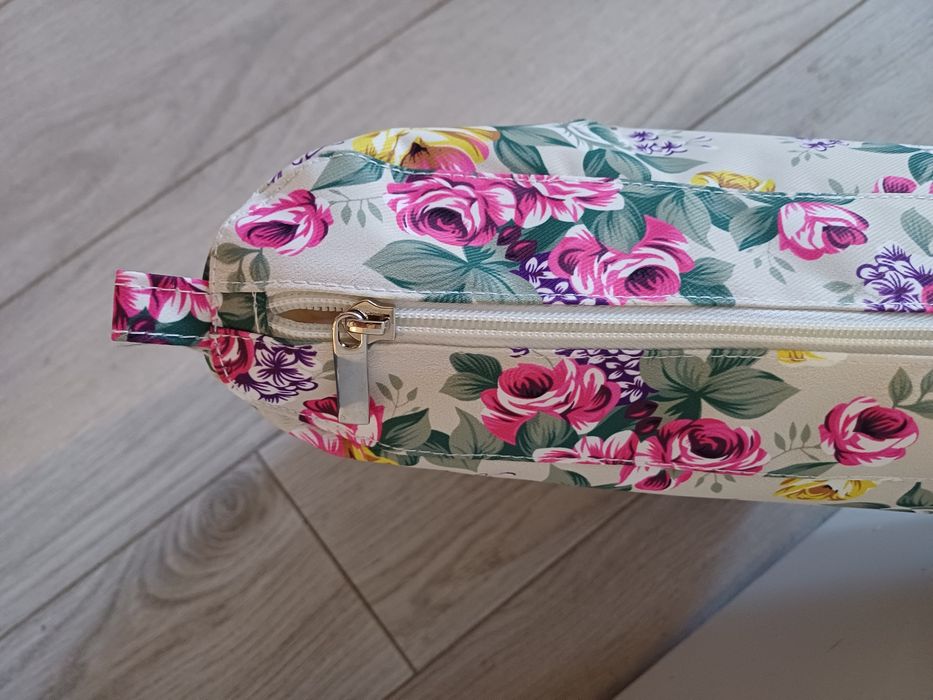 O Bag Mini, beżowy organizer w kolorowe kwiaty do torebki