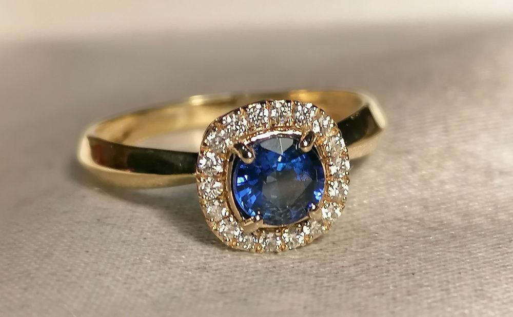 Золотое кольцо с натуральным кашмирским сапфиром и бриллиантами