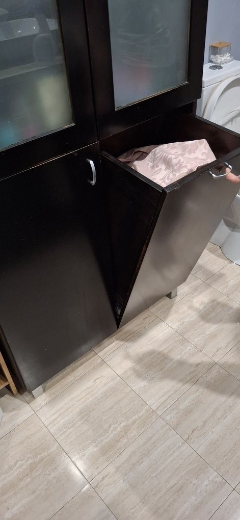 Móvel de casa de banho com cesto de roupa