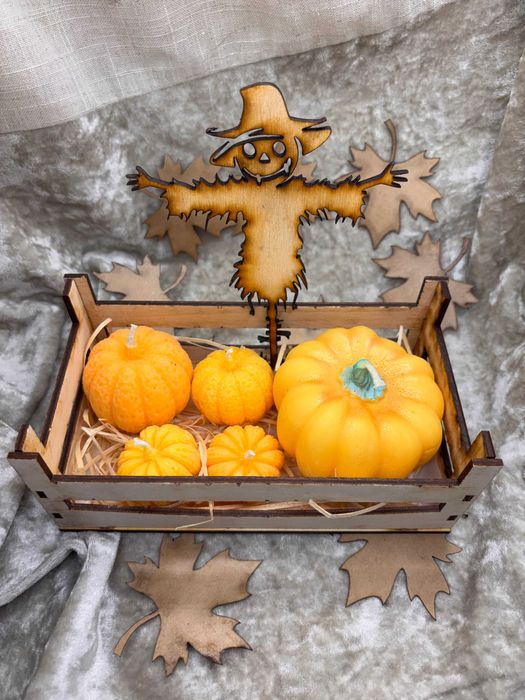 Piękny zestaw świec świeczek dynie w drewnianej skrzynce ze strachem