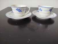 Duas chávenas de café em porcelana tons de azul e branco