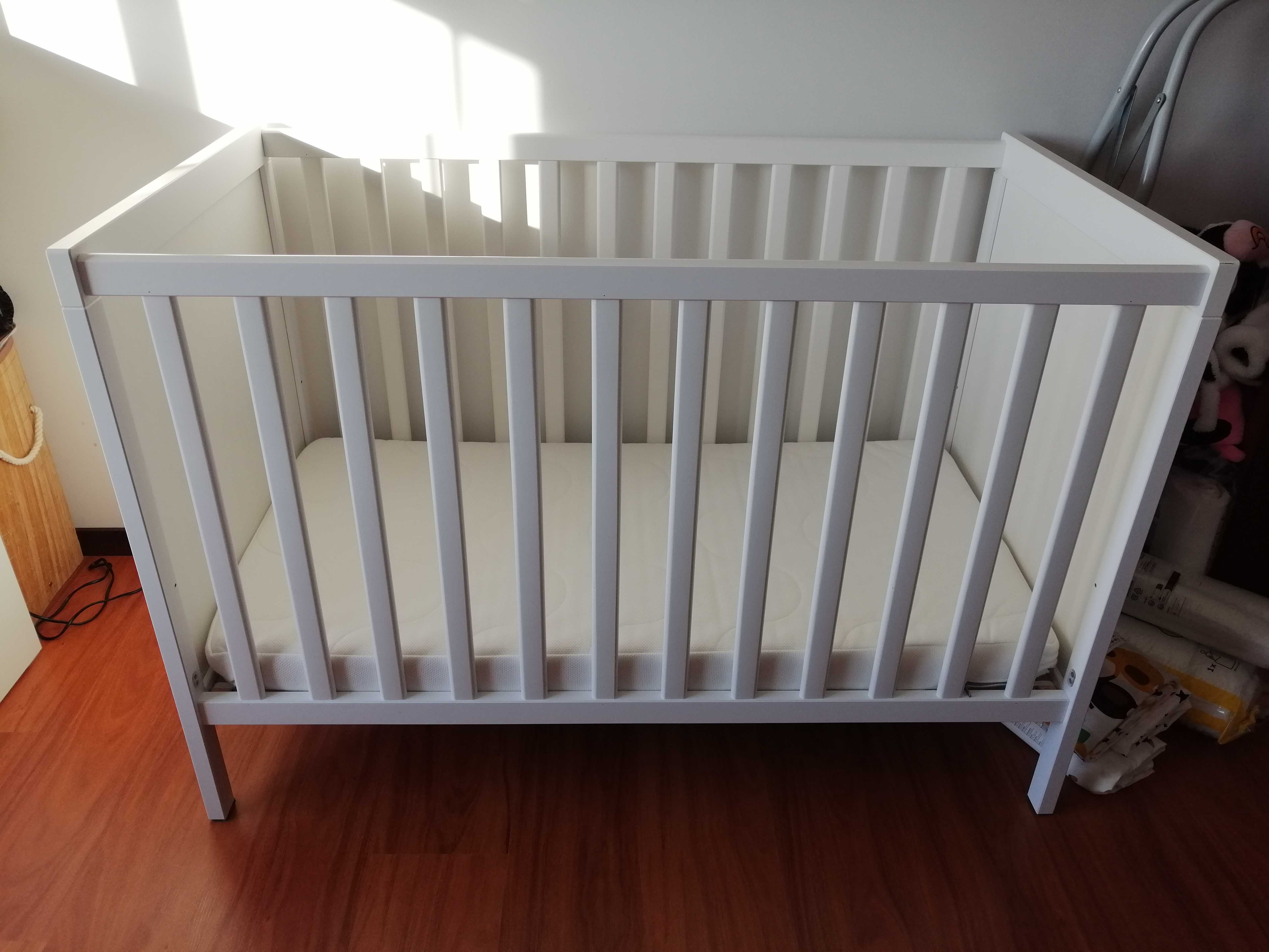 Berço para bébé como novo com colchão incluido