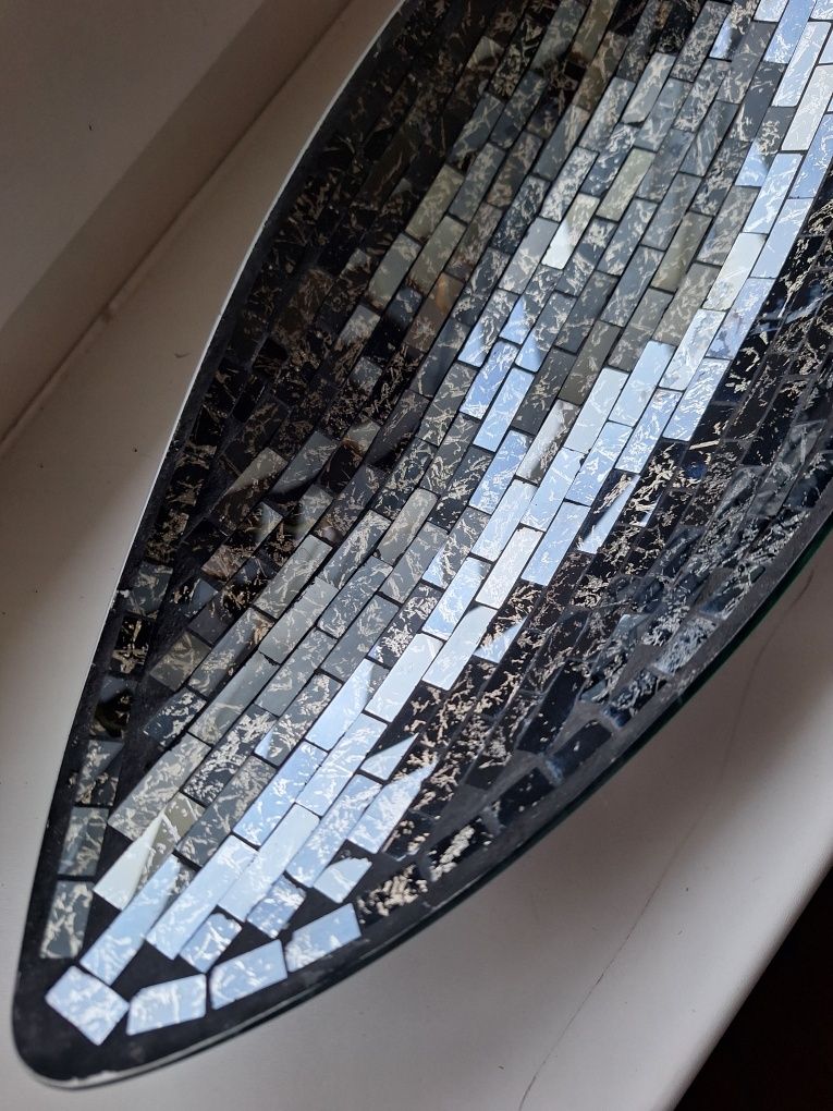 Patera szklana o dlugości 46 cm wyłożona lustrzanymi prostąkocikami.