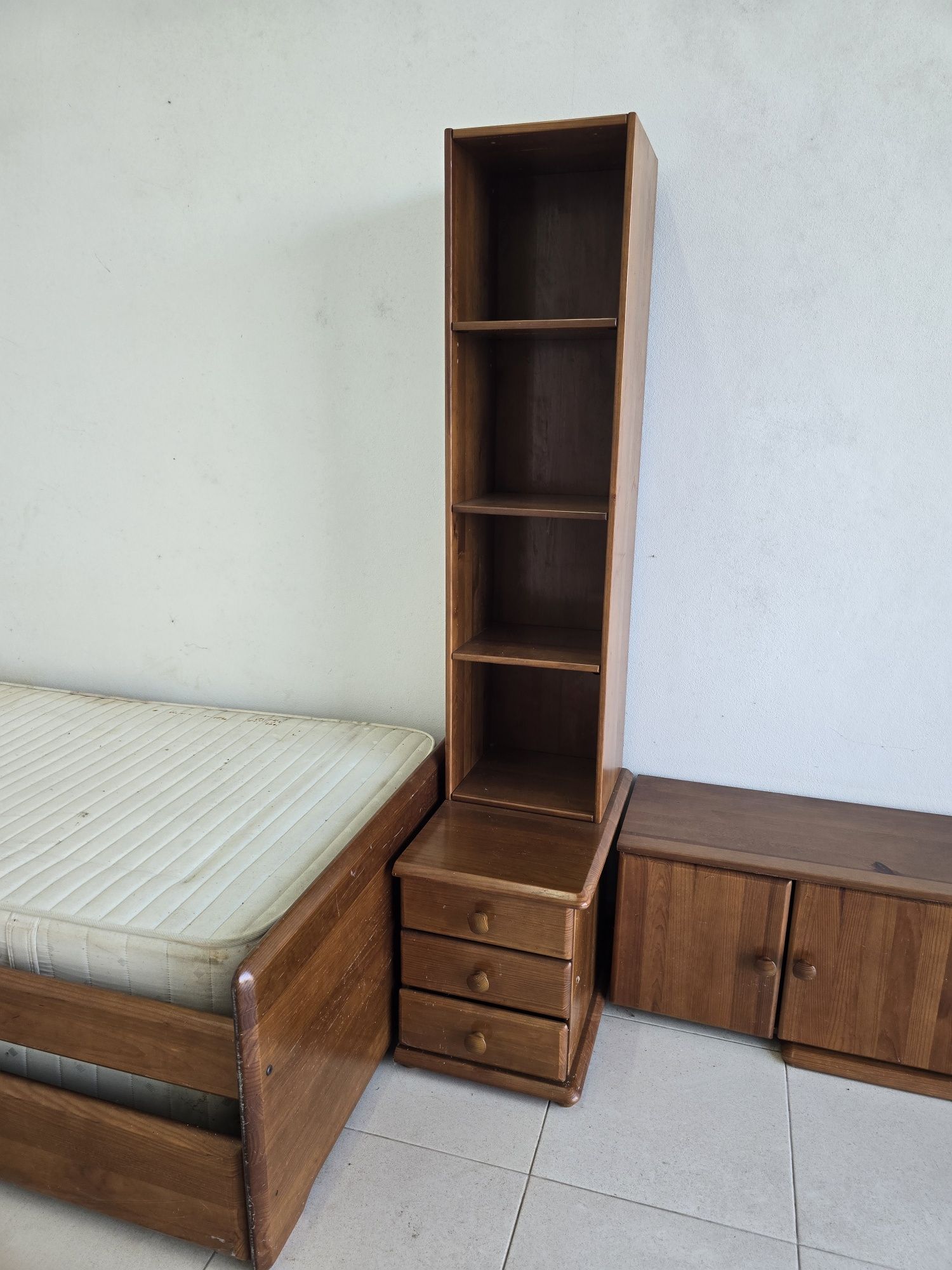 Cama Estúdio com Cama Elevatória Madeira Maciça da CERNE