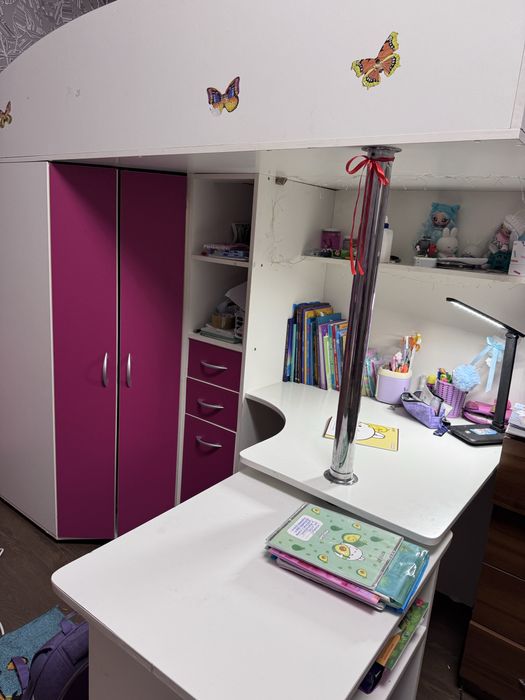 Ліжко-горище зі столом