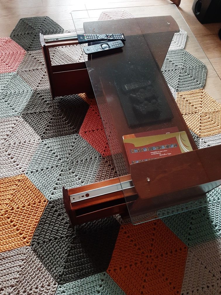 Mesa de centro com arrumos secretos