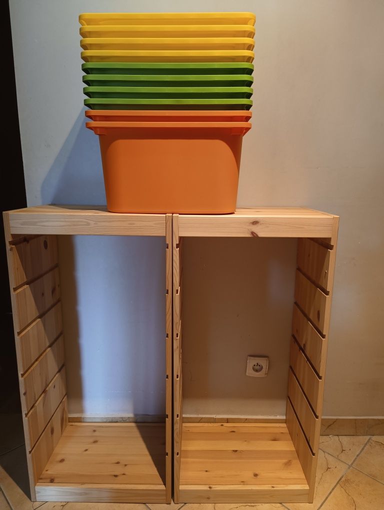 Dwa regały z pojemnikami IKEA jasna sosna