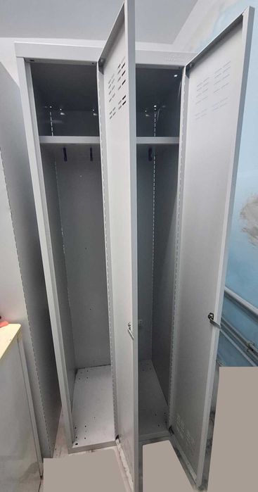 Szafa na ubrania metalowa o wymiarach 180 x 60 x 50 cm.