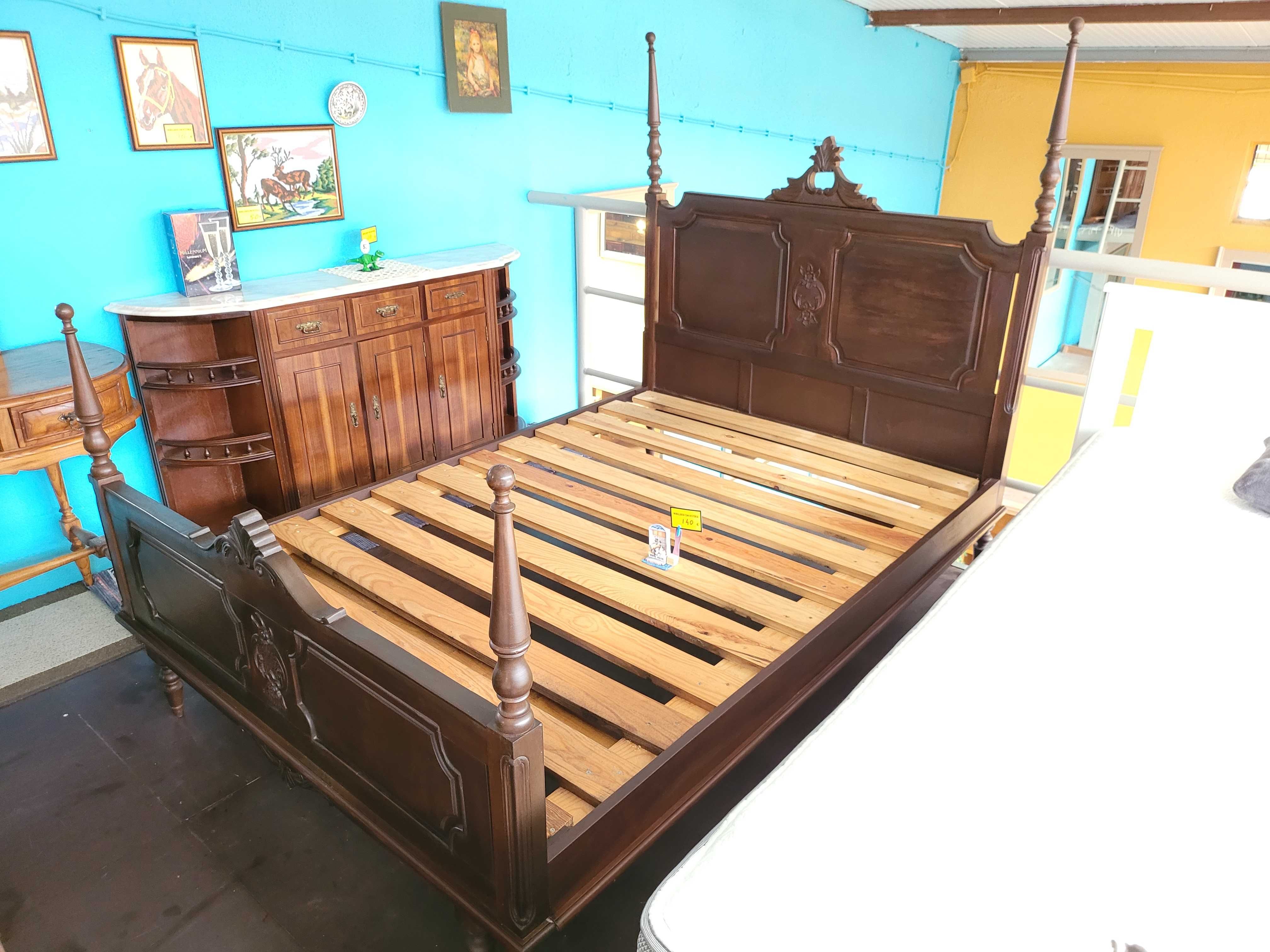 Cama antiga em madeira maciça - Muito bom estado geral